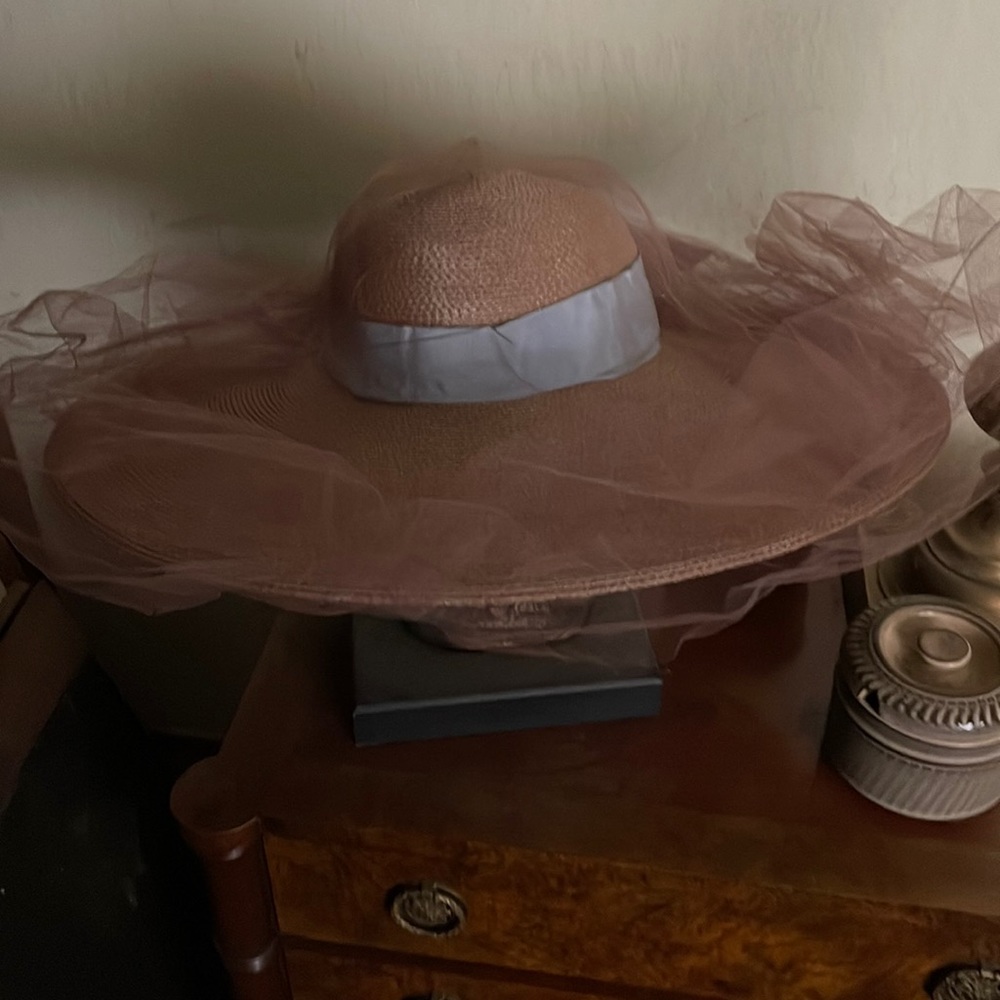 Mauve color straw hat
